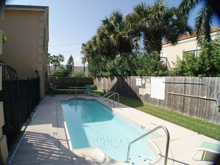 Mar y Sol II #5 Mid-island 1 minute walk beach access, South Padre Island