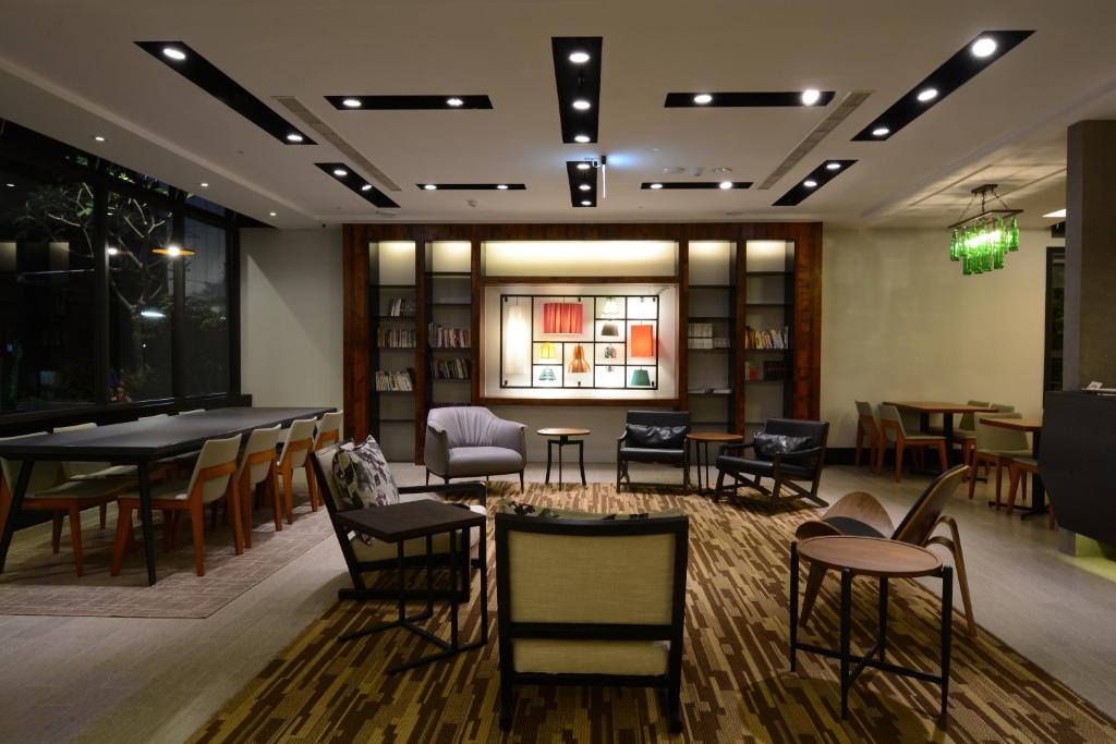 Shared lounge/TV area, Travel Art Inn in Chiayi