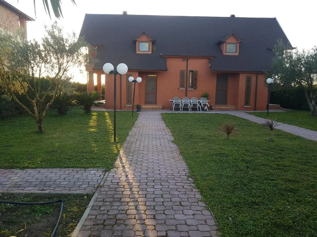 Vila Elio Guest House, hotel in Divjakë