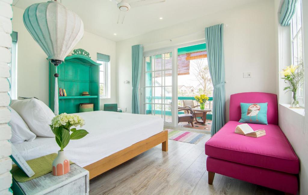 Sunny beautiful 2-bdr apartment right by the beach