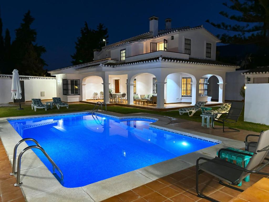 Evans Realty AV Villa & Piscina & Bbq & Chill Out - 3