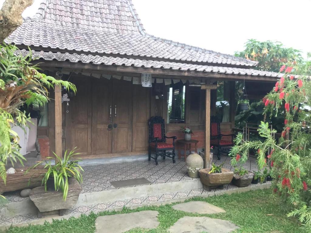 Classic cabin by the pool