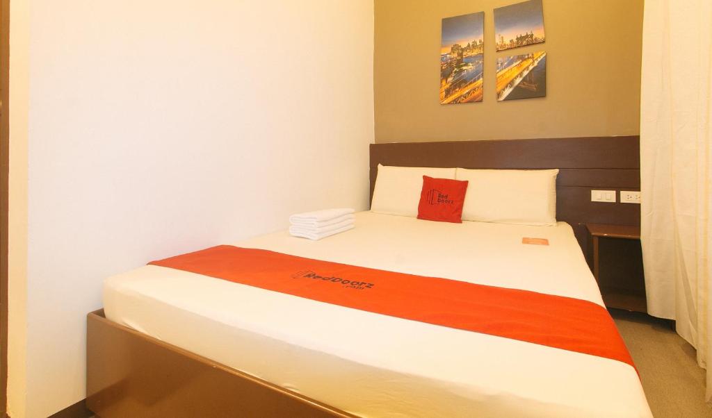 レッドドアーズ アット トラベラー イン マティナ (RedDoorz @ Traveler Inn Matina)