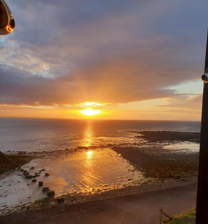 The Old Cornstore a beautiful Suite overlooking the sea, Drummore