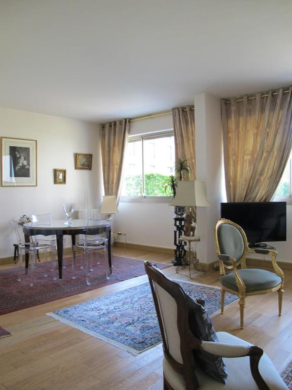 Chic Paris Apartment with Local Vibe and Metro Access - 2