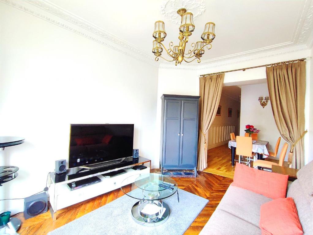 Paris 15 Urban Apartment with Local Life and Easy Metro Access - 2