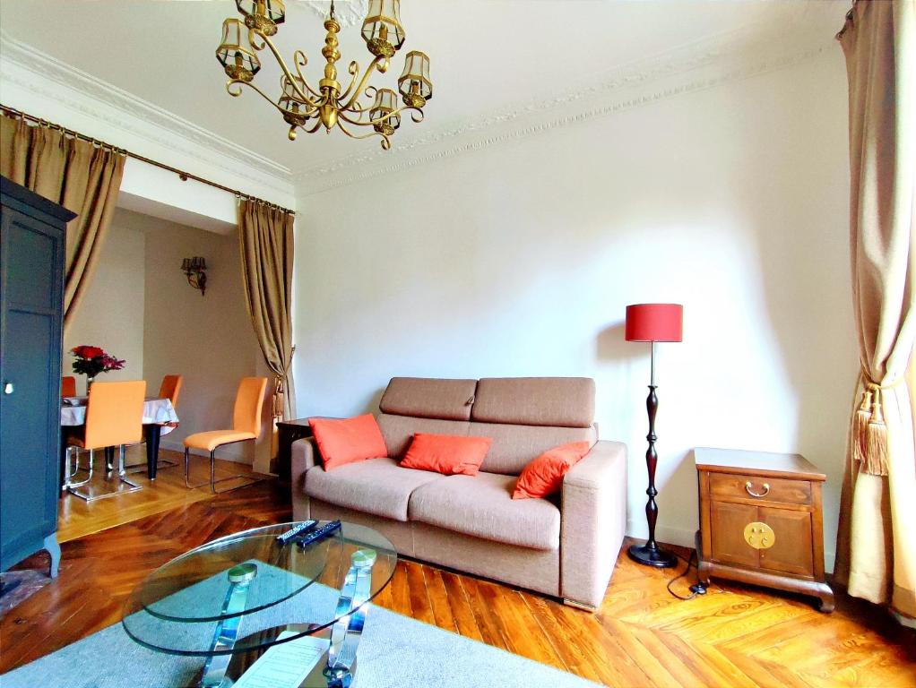 Paris 15 Urban Apartment with Local Life and Easy Metro Access - 3
