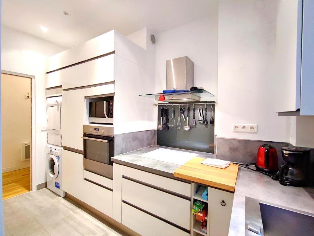 Paris 15 Urban Apartment with Local Life and Easy Metro Access - 4
