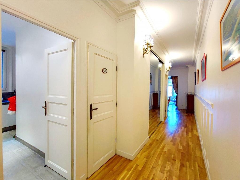 Paris 15 Urban Apartment with Local Life and Easy Metro Access - 5