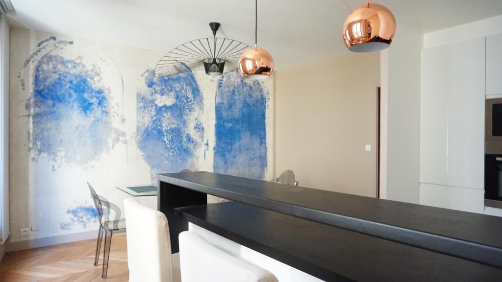 Paris 17 Apartment in Lively Village Style Poncelet District - 3