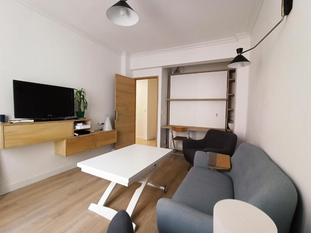 Paris 8 Fashionable Apartment on Prestigious Faubourg Saint Honore - 5