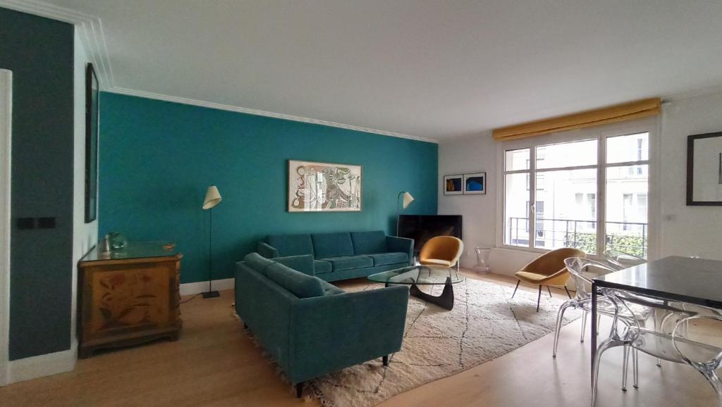 Paris 7 Iconic Apartment in Historic Eiffel Invalides District - 2
