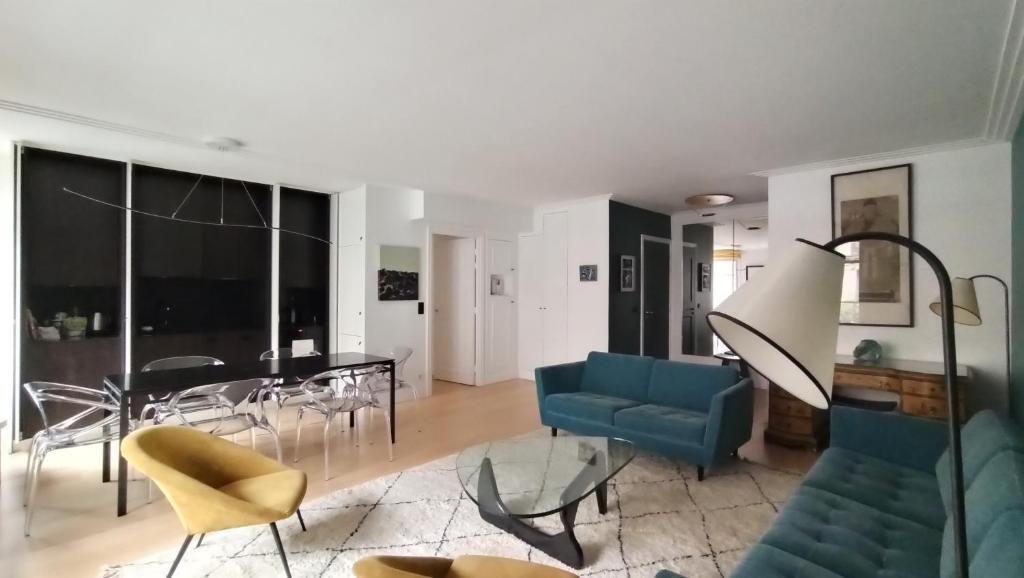 Paris 7 Iconic Apartment in Historic Eiffel Invalides District - 3
