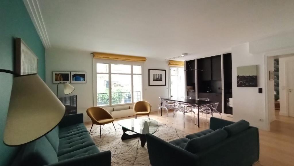 Paris 7 Iconic Apartment in Historic Eiffel Invalides District - 4
