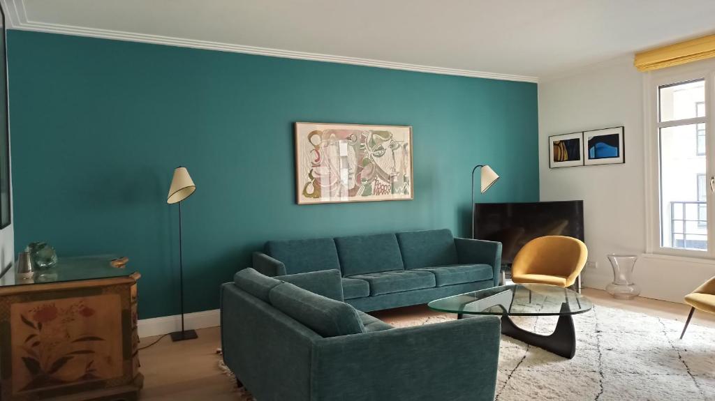 Paris 7 Iconic Apartment in Historic Eiffel Invalides District - 5