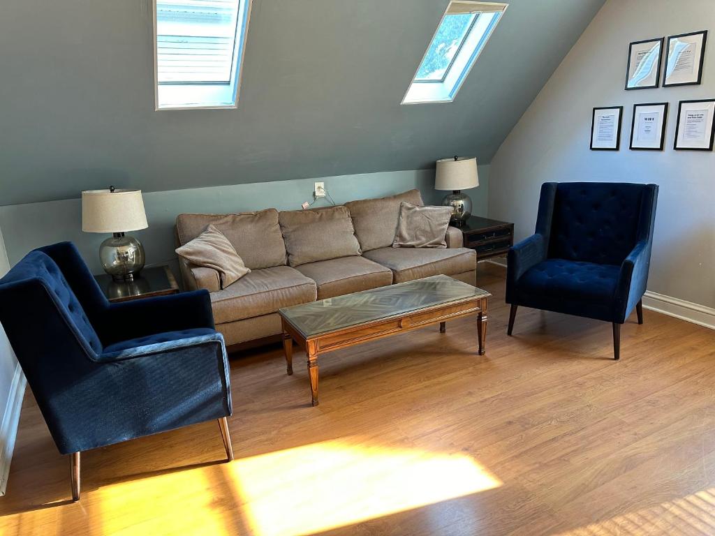 Bright, big family escape, W/parking, dogs welcome, Oak Park