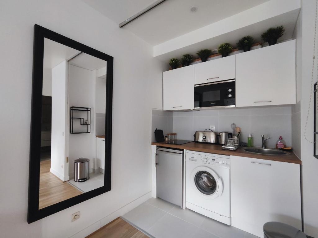 Paris Apartment Near Arc de Triomphe and Shopping - 3