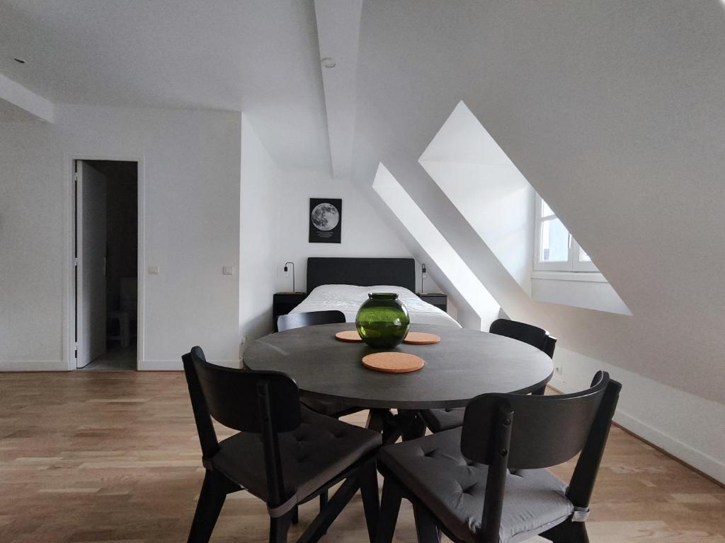Paris Apartment Near Arc de Triomphe and Shopping - 2
