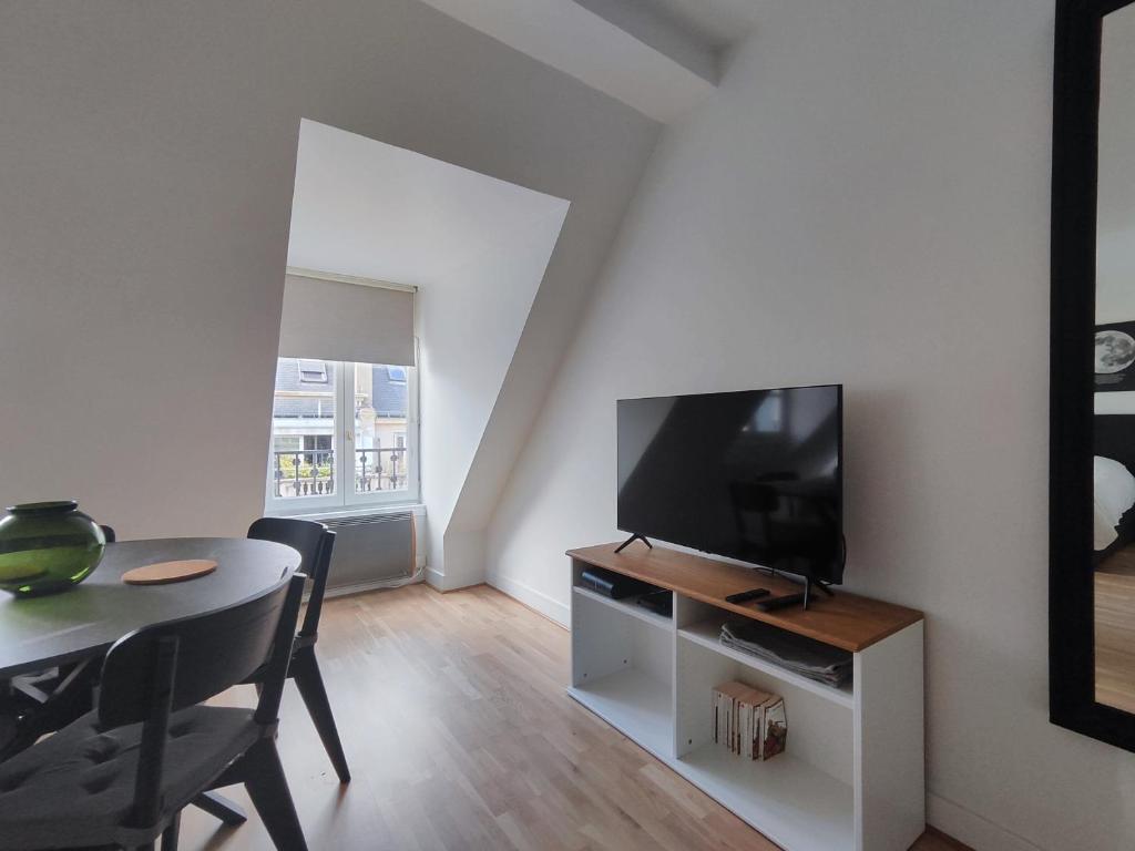 Paris Apartment Near Arc de Triomphe and Shopping - 4