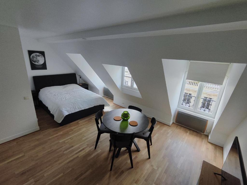 Paris Apartment Near Arc de Triomphe and Shopping - 5