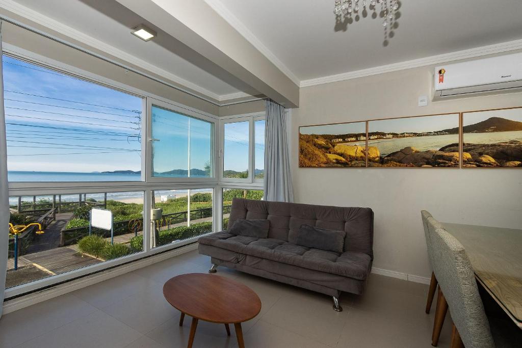 Yasmin 102 – Lindo Apartamento com Vista Panorâmica para o Mar em Quatro Ilhas, com Roupa de Cama e Toalhas Inclusas., Bombinhas