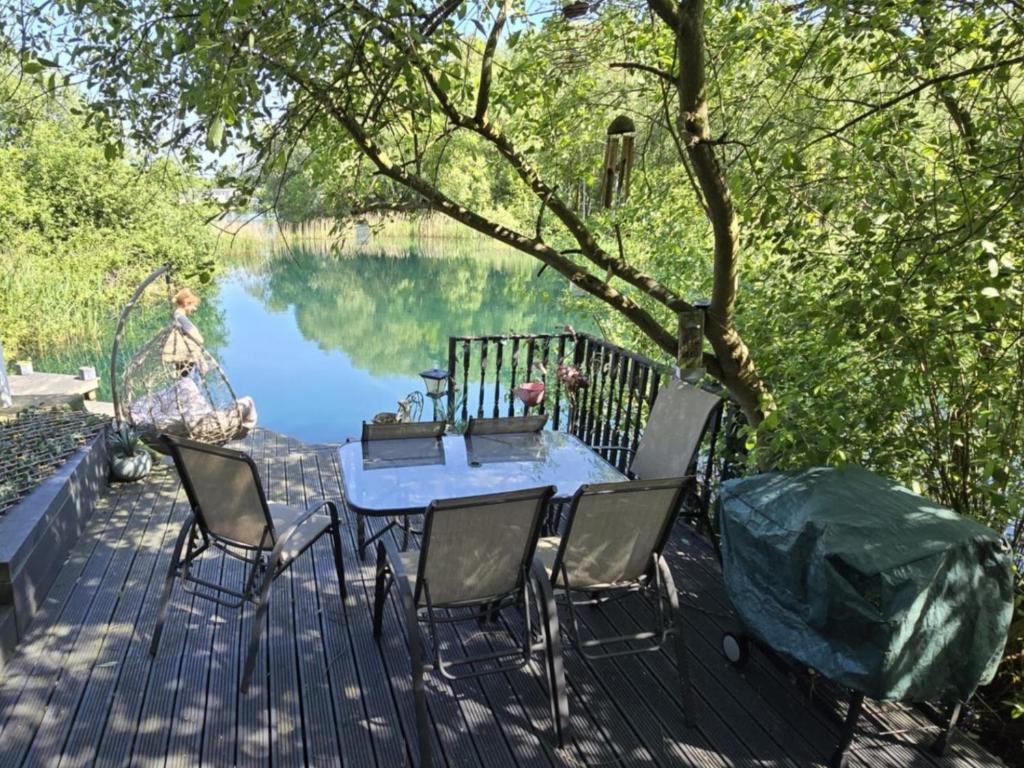 Luxury Lakeside Caravan with hottub and private fishing peg, Tattershall Lakes, Tattershall