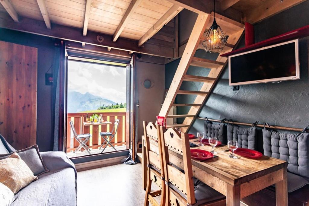 Slow Chalet MontBlanc Soleil sur les pistes Ascenseur Balcon Vue Parking - 1