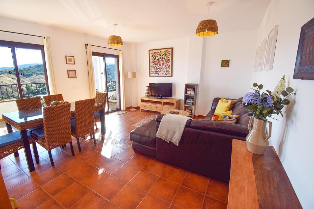 La Fuente APT 4, Frigiliana Amazing 3 bedroom 2 bthroom Family Apartment with views, Padel Court and 2 Pools HansOnHoliday Rentals - 5