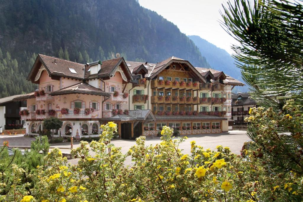 Hotel Soreghes Gran Chalet — Hotel in Campitello di Fassa