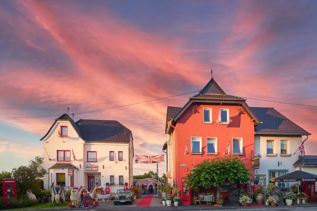The Little Britain Inn Themed Hotel One of a Kind In Europe, hotel in Vettelschoß