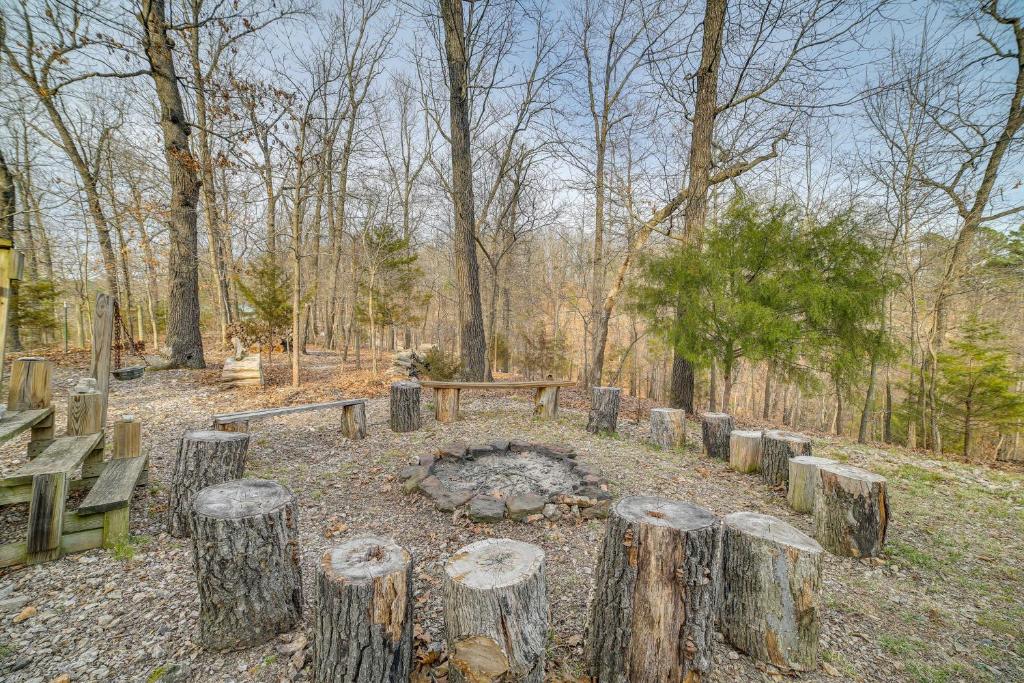 Cozy Rogers Studio Apt with Lake Access and Fire Pit!, Rogers