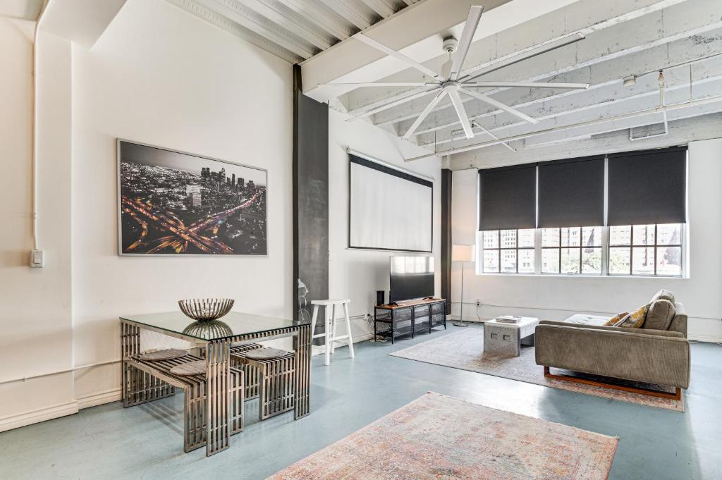Downtown Los Angeles Condo with Rooftop Pool Access, Los Angeles