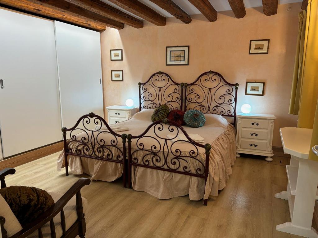 Ninette Home, Benátky