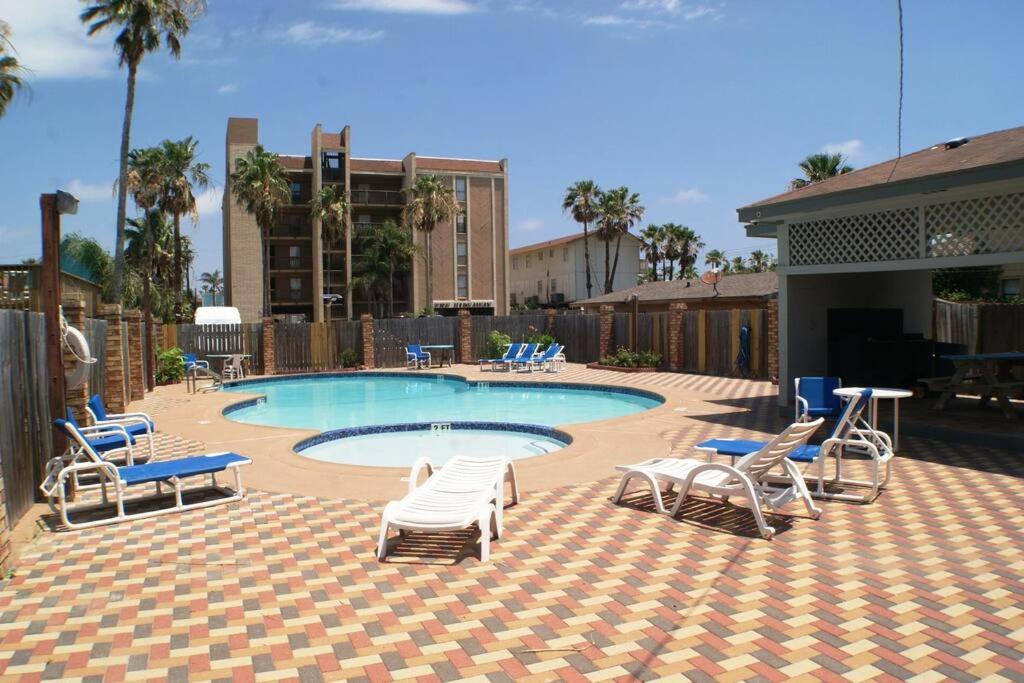 VDM 408 Studio next to beach access Pool, South Padre Island