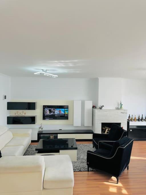 S's Apartament in Tirana, Тирана