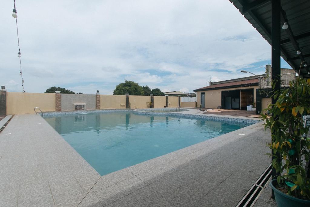 Swimming pool, RedDoorz @ ARRS HOTEL & RESORT in Tagum