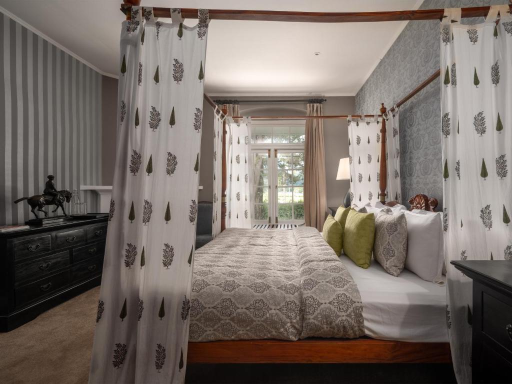 Hill Rise Luxury Villa & Stables by Edwards Collection