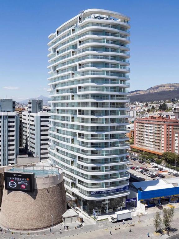 Depa de 3 dormitorios con piscina, jacuzzi y parking gratis - 1