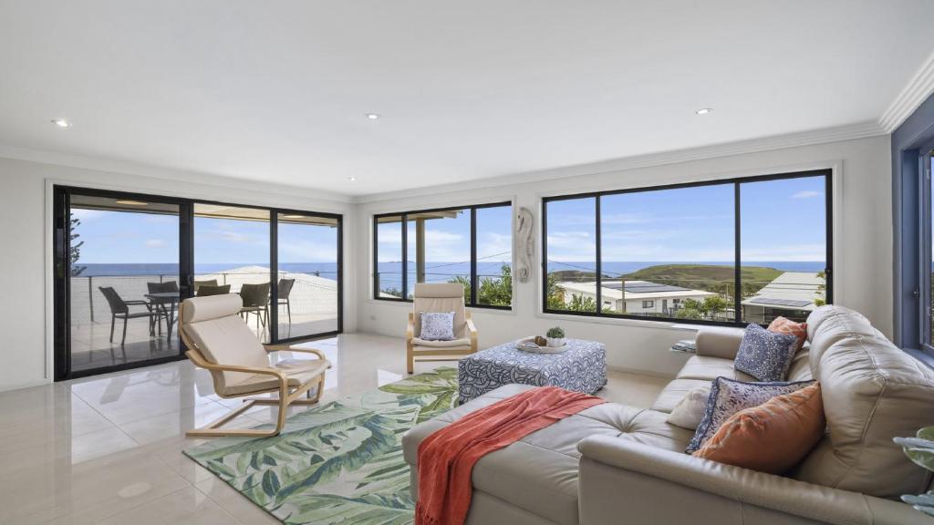 Lighthouse at Emerald Beach - Ocean Views, walk to beach, Emerald Beach