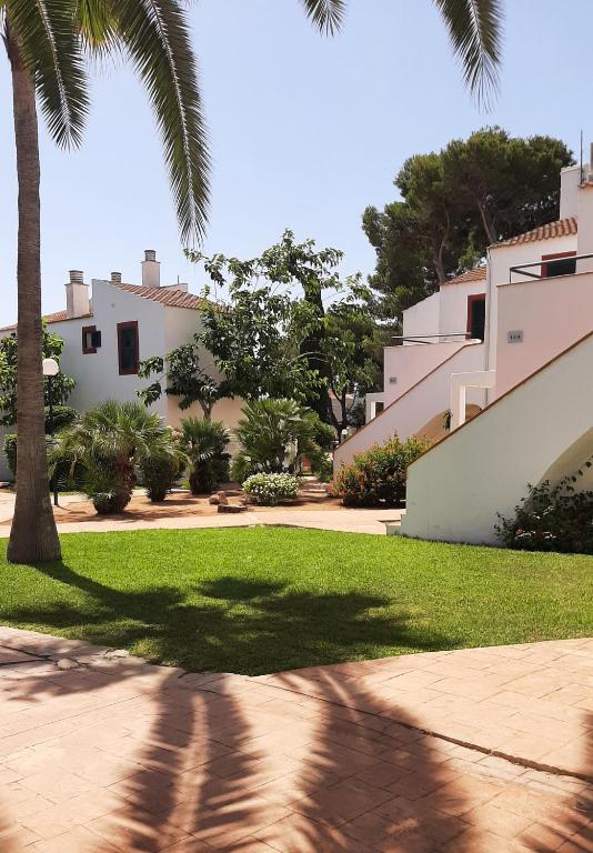Aparthotel FLORA PARK & AQUAROCK — Hotel building in Cala'n Bosch, Balearic Islands