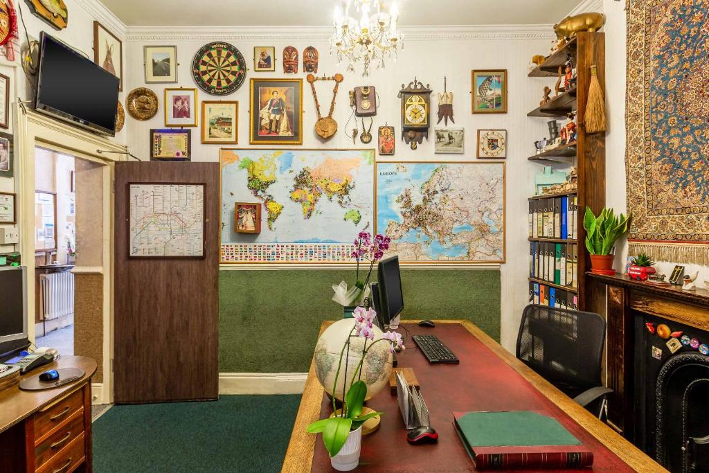 Lobby, St. Athans Hotel in London