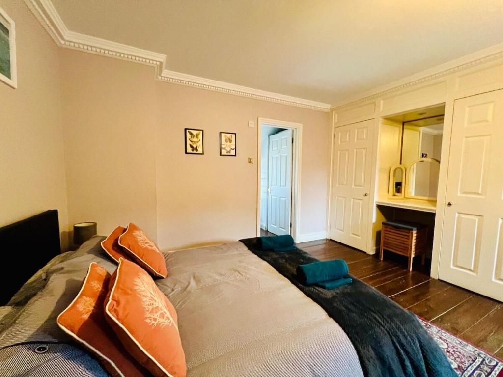 Characterful & cosy cottage with large double room, Manningtree