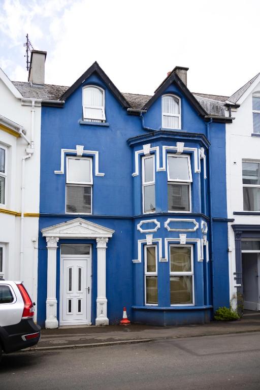 The Blue House, Портраш