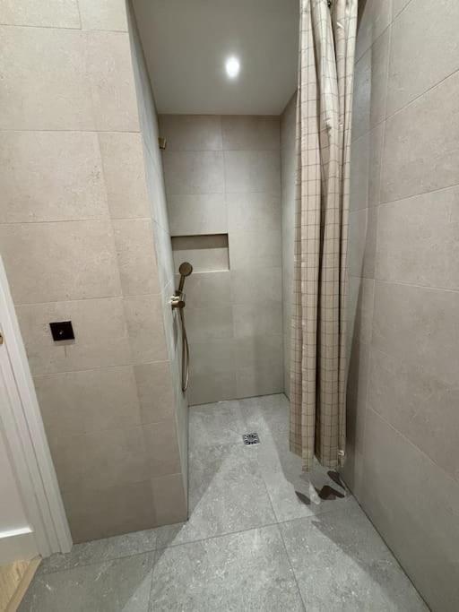 Modern apt Canal st Martin - 5