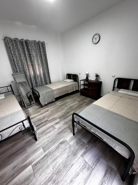 Amplia casa entera con patio y terraza para familia y grupo de amigos, Малага