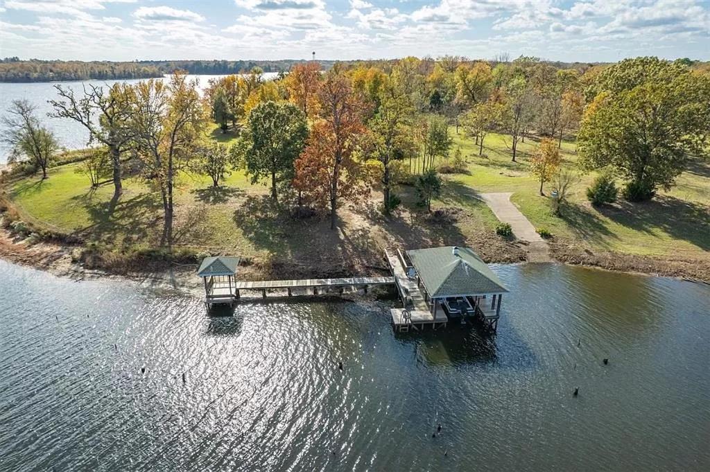 Entire lake house at Lake Fork with private bay, boat ramp, fishing light & 8 acres land, Alba