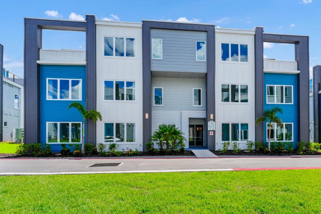 Contemporary Condo With Pool Table, Rooftop Terrace And Large Loft With Reunion Resort Water Wark Access Near Disney At Spectrum Resort Orlando By Rentyl - B40 #224, Kissimmee