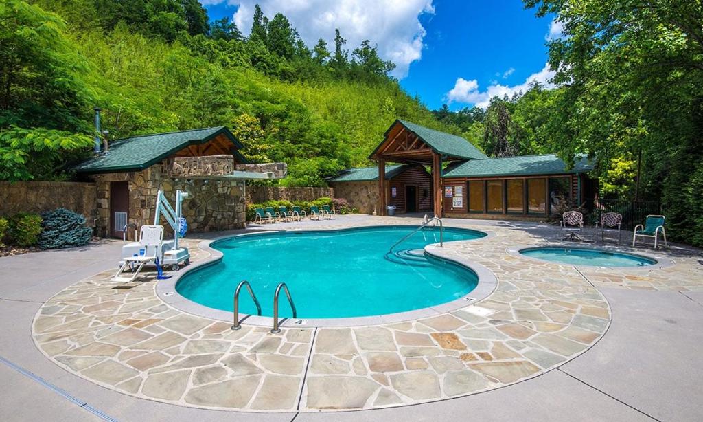 Perfect Getaway- Game Room, Mini Golf Course, Hot Tub, Pool Access, Gatlinburg
