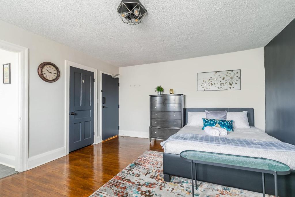 Modern Apartment on James St South, Hamilton