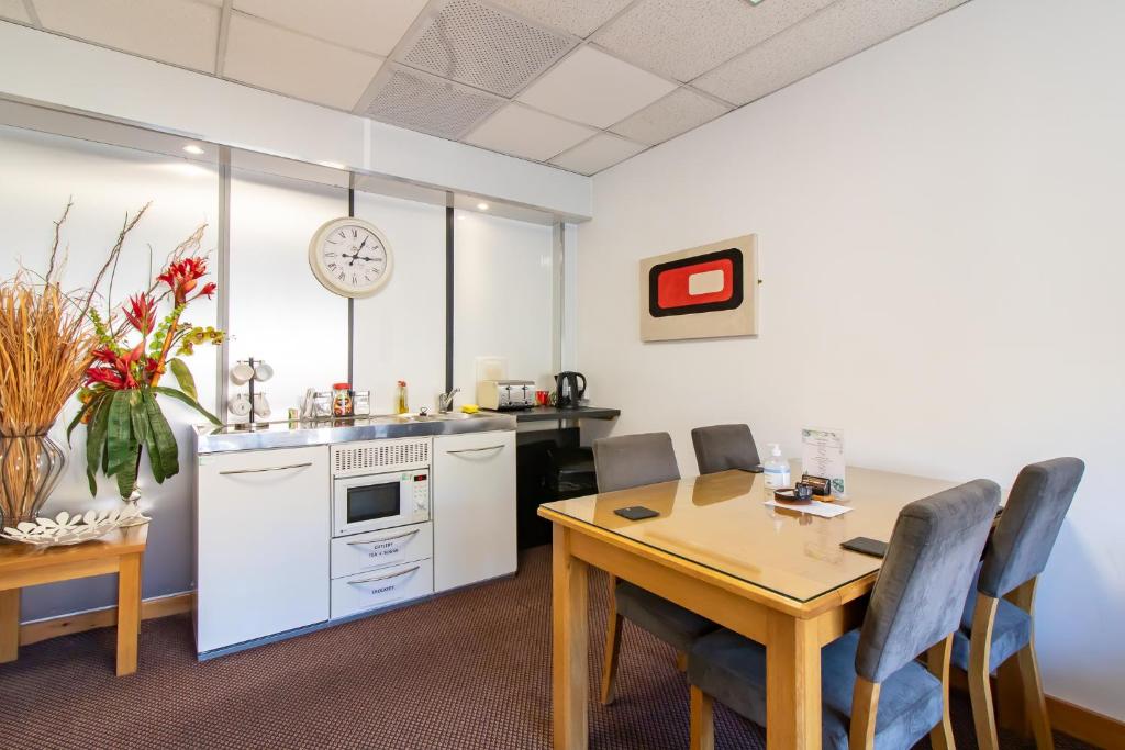 OYO The Bentleys Hotel キッチン